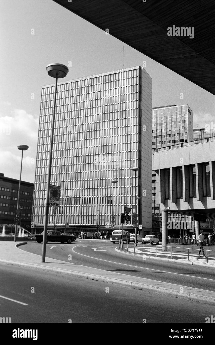 Kreisverkehr Am Sergels Torg, Sergels Platz, Stoccolma, Schweden, 1969. Traffico Rotatoria A Sergels Torg, Sergels Platz, Stoccolma, Svezia, 1969. Foto Stock