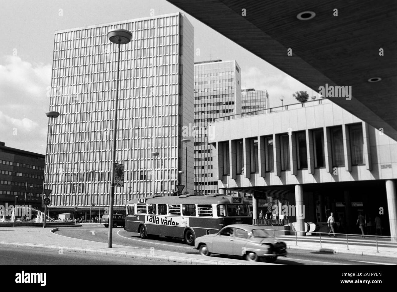 Kreisverkehr Am Sergels Torg, Sergels Platz, Stoccolma, Schweden, 1969. Traffico Rotatoria A Sergels Torg, Sergels Platz, Stoccolma, Svezia, 1969. Foto Stock