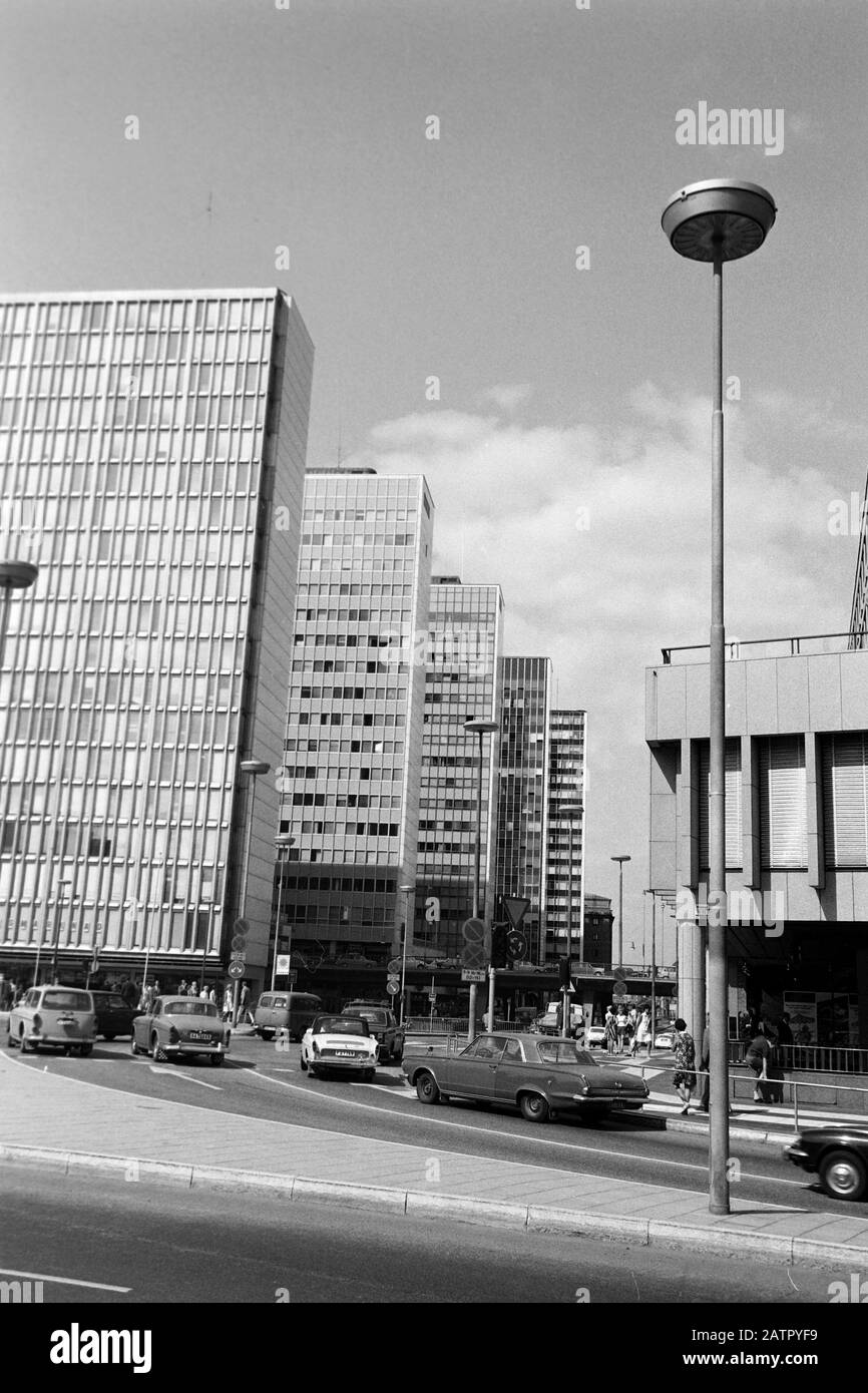Kreisverkehr Am Sergels Torg, Sergels Platz, Stoccolma, Schweden, 1969. Traffico Rotatoria A Sergels Torg, Sergels Platz, Stoccolma, Svezia, 1969. Foto Stock
