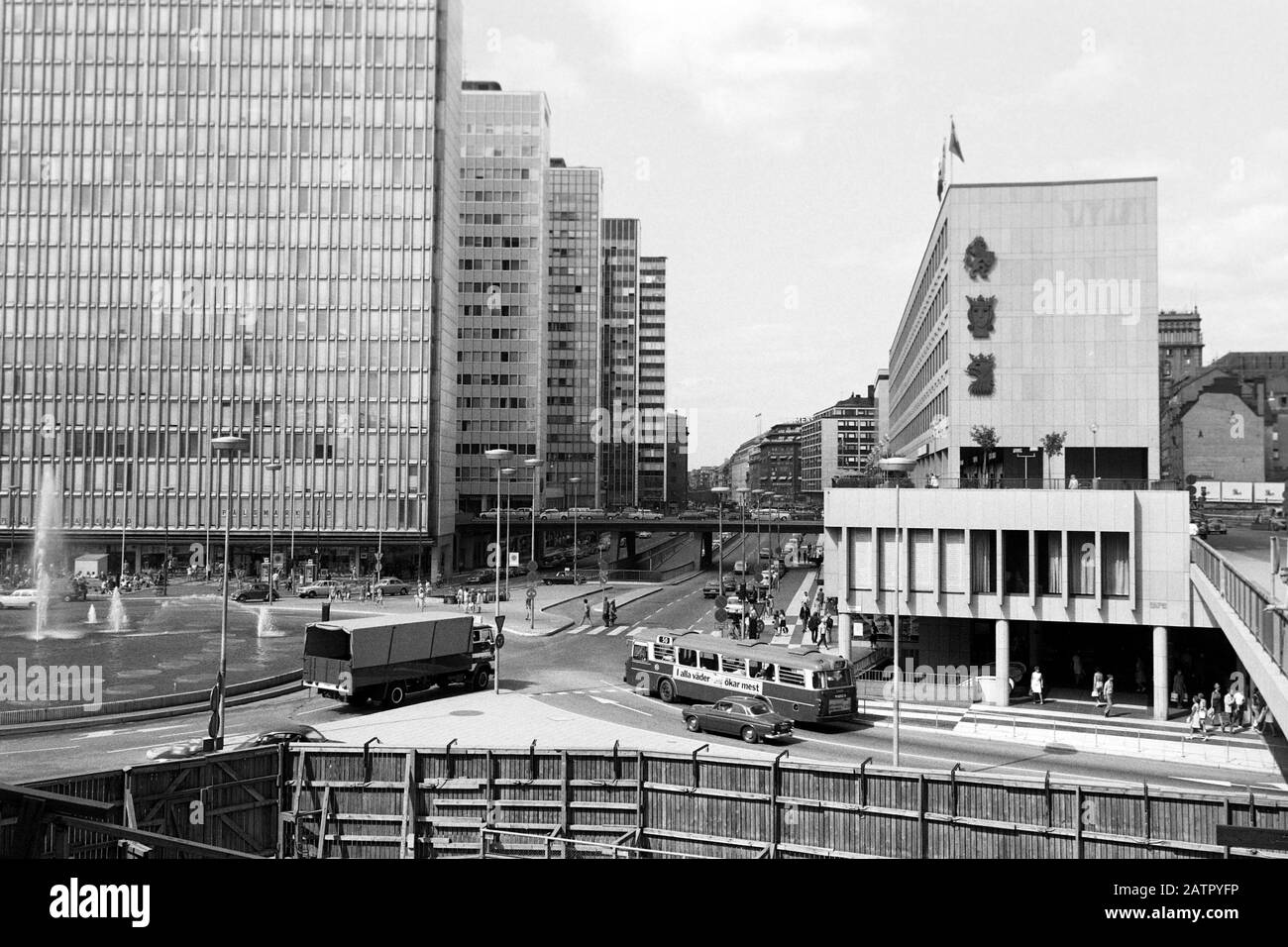 Kreisverkehr Am Sergels Torg, Sergels Platz, Stoccolma, Schweden, 1969. Traffico Rotatoria A Sergels Torg, Sergels Platz, Stoccolma, Svezia, 1969. Foto Stock