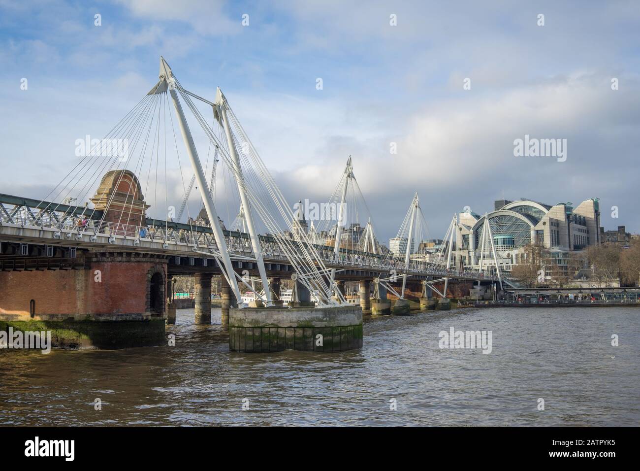 Il ponte Hungerford e il Golden Jubilee Bridges sul Tamigi a Londra, con la stazione di Charing Cross Road in lontananza. Foto Stock