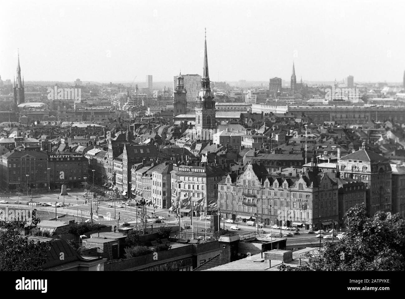 Gamla Stan Altstadt von Stockholm und die Deutsche Kirche, Stoccolma, Schweden, 1969. Gamla Stan città vecchia a Stoccolma e la Chiesa tedesca, Stoccolma, Svezia, 1969. Foto Stock
