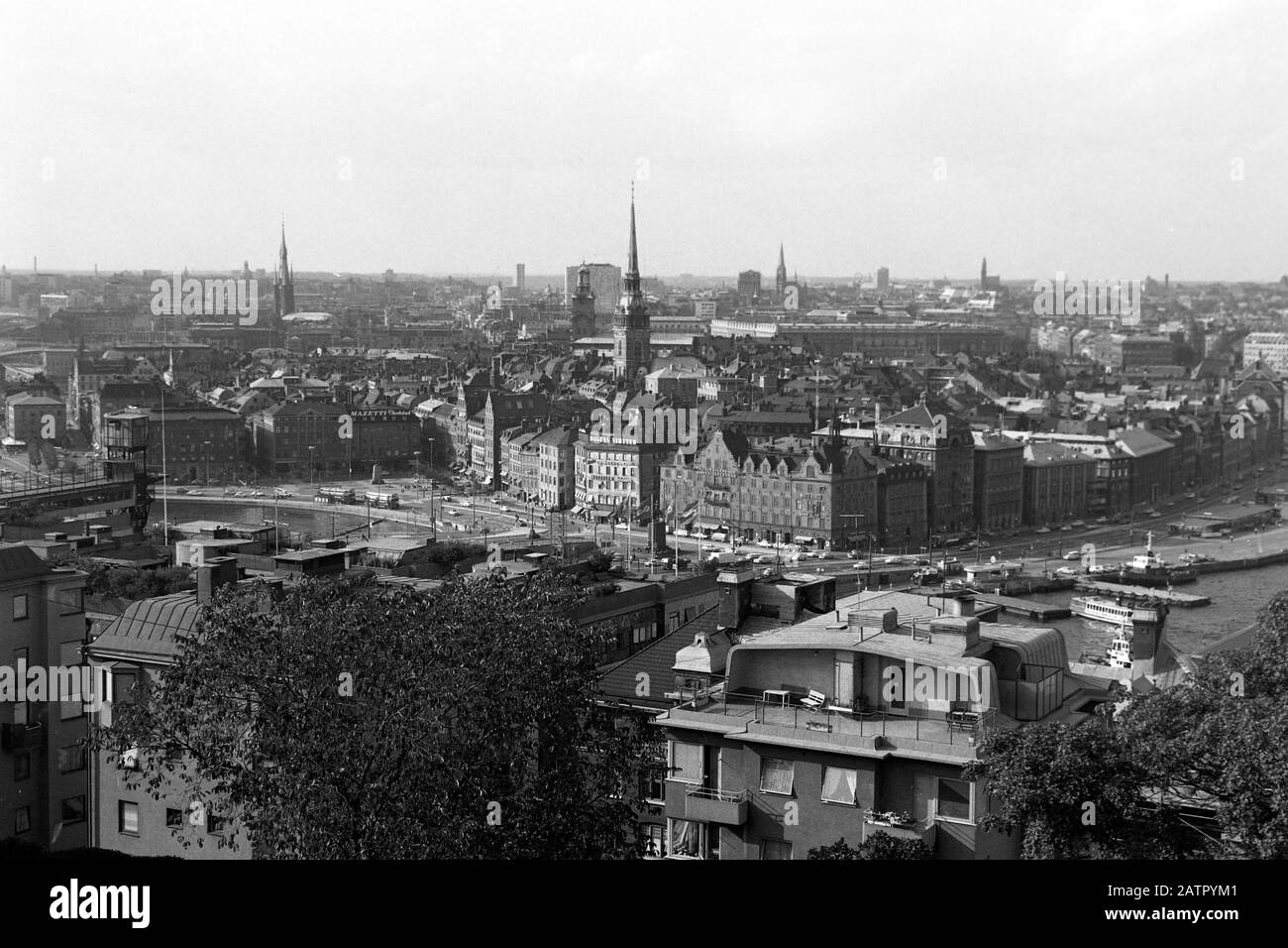 Gamla Stan Altstadt von Stockholm und die Deutsche Kirche, Stoccolma, Schweden, 1969. Gamla Stan città vecchia a Stoccolma e la Chiesa tedesca, Stoccolma, Svezia, 1969. Foto Stock