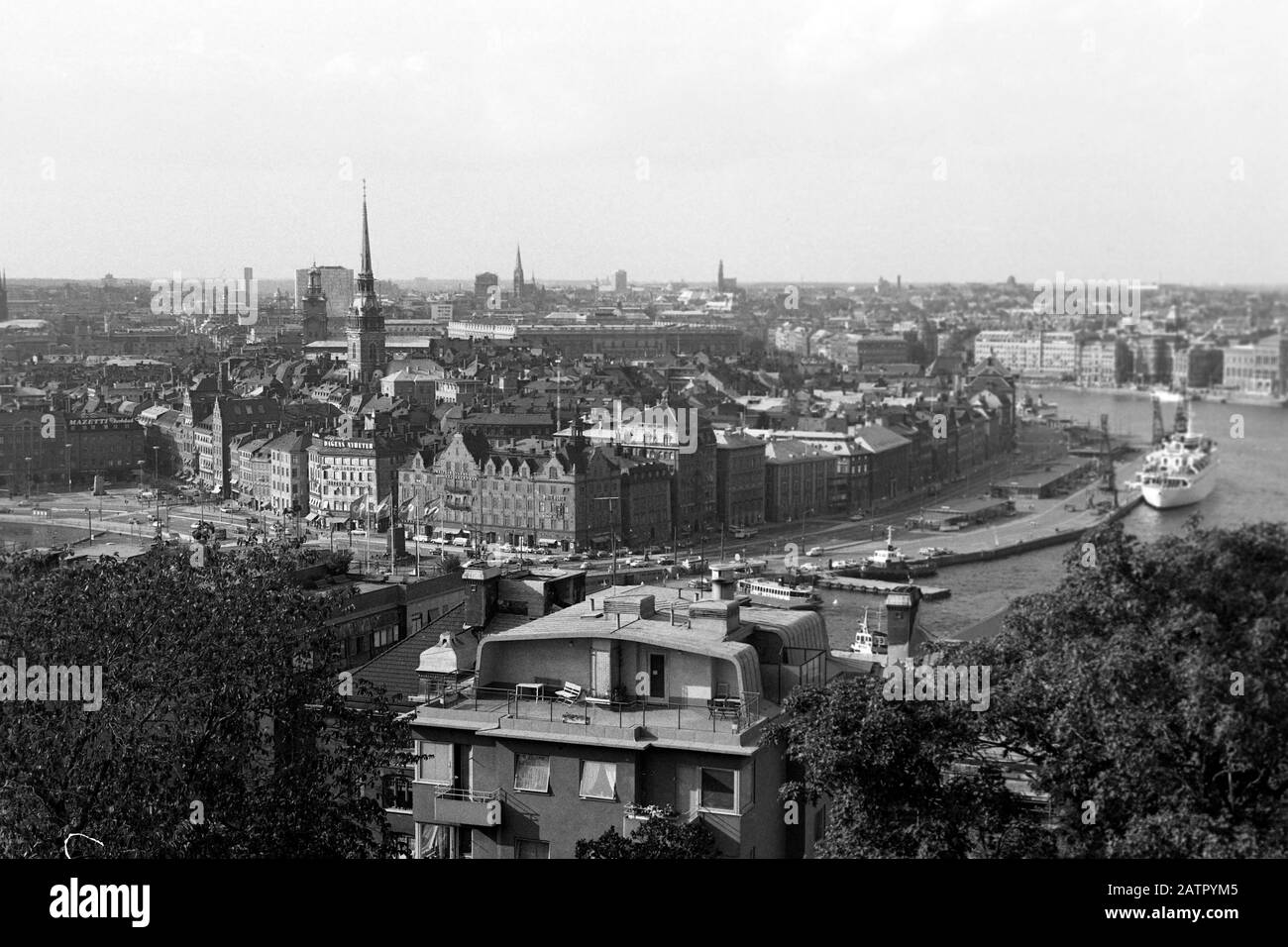Gamla Stan Altstadt von Stockholm und die Deutsche Kirche, Stoccolma, Schweden, 1969. Gamla Stan città vecchia a Stoccolma e la Chiesa tedesca, Stoccolma, Svezia, 1969. Foto Stock