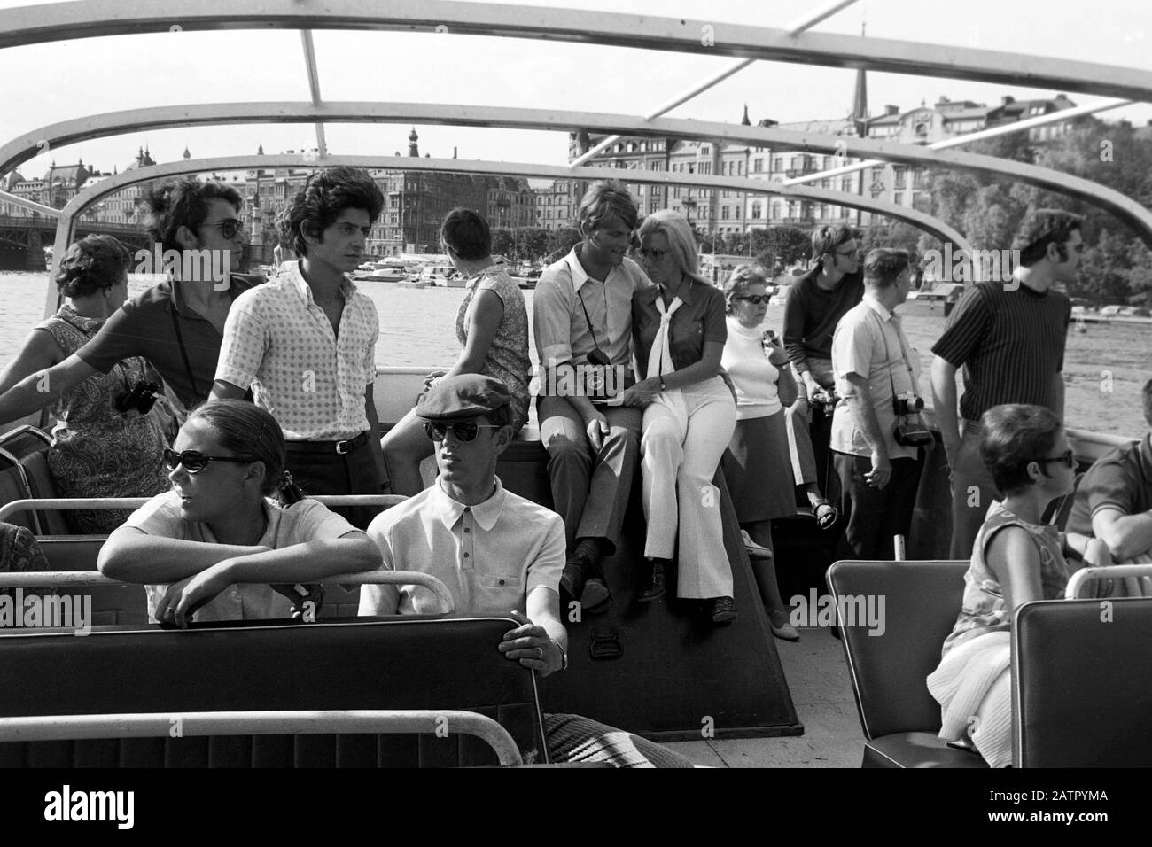 Touristen an Deck einer Hafenfahrt, Stoccolma, Schweden, 1969. Turisti sul ponte di una crociera del porto, Stoccolma, Svezia, 1969. Foto Stock