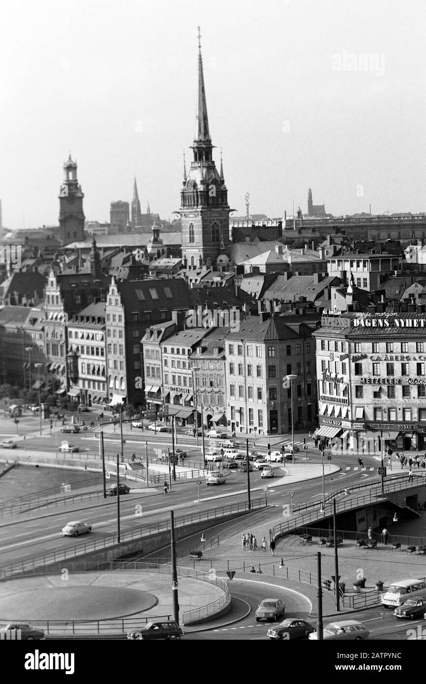Gamla Stan Altstadt von Stockholm und die Deutsche Kirche, Stoccolma, Schweden, 1969. Gamla Stan città vecchia a Stoccolma e la Chiesa tedesca, Stoccolma, Svezia, 1969. Foto Stock