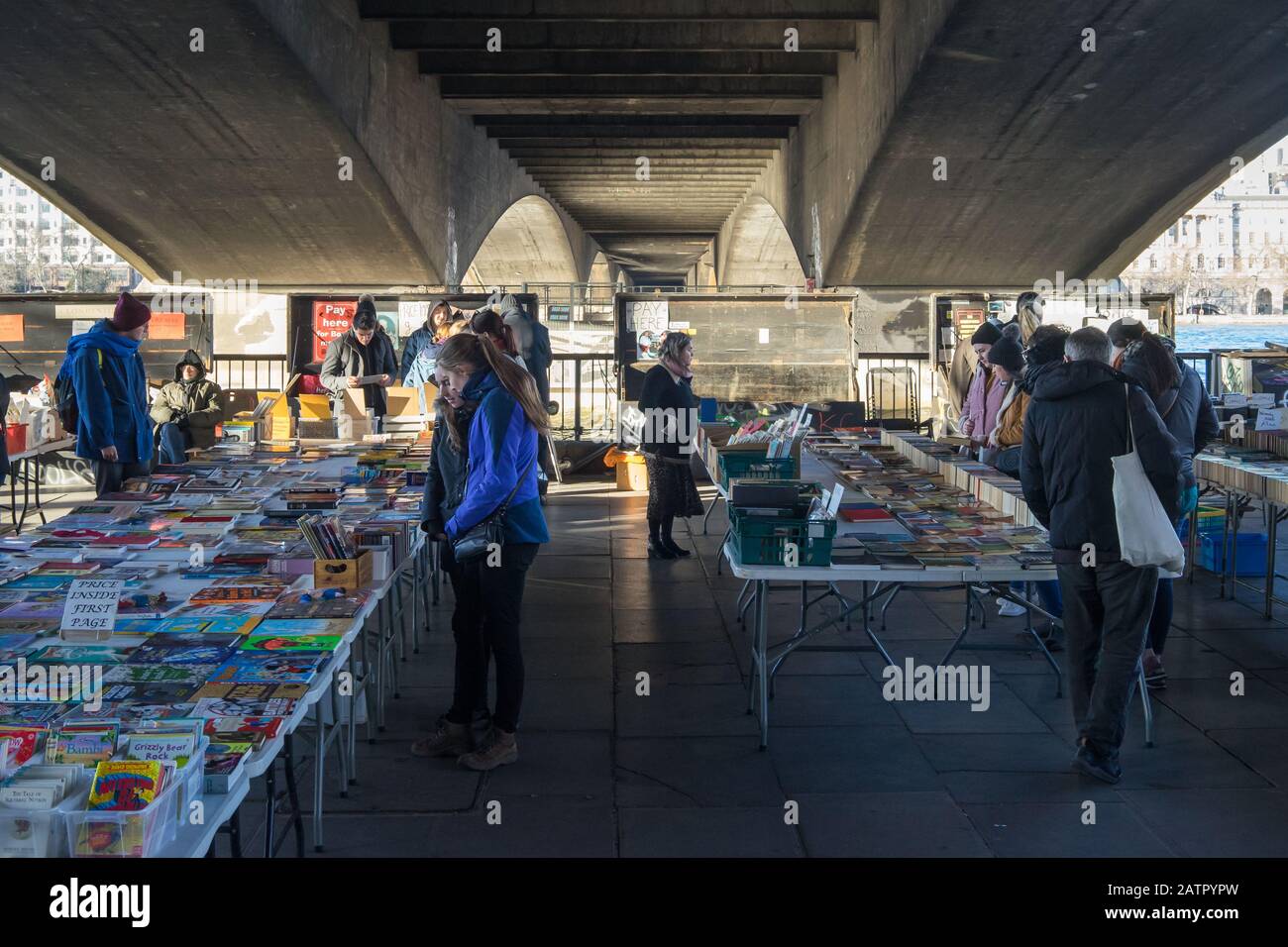 Fiera di vendita di libri sulla riva sud del Tamigi sotto il ponte di Waterloo. Londra. Foto Stock