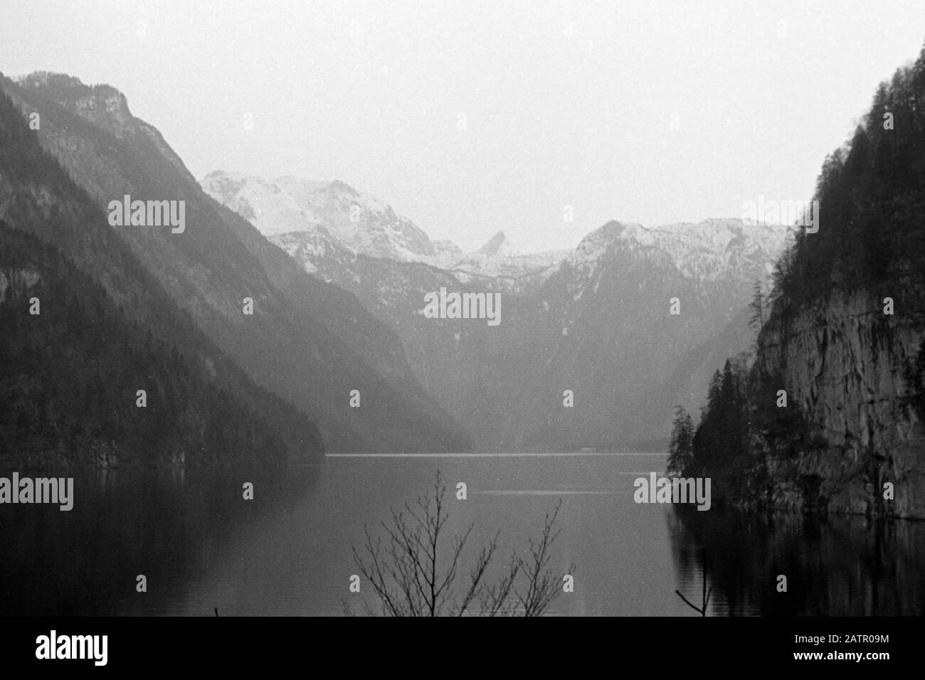 Der Königssee vom Malerwinkel gesehen, der Watzmann und die Schönfeldspitze im Hintergrund. Bei Guter Sicht ist die Wallfahrtskapelle St. Bartholomä am gegenüberliegende Ufer erkennbar, 1957. Lago di Königssee visto da Malerwinkel, l'angolo del pittore. Le cime di Watzmann e Schönfeldspitze figura sullo sfondo. In una giornata limpida, la chiesa di pellegrinaggio di San Bartolomeo è visibile sulla riva opposta, 1957. Foto Stock