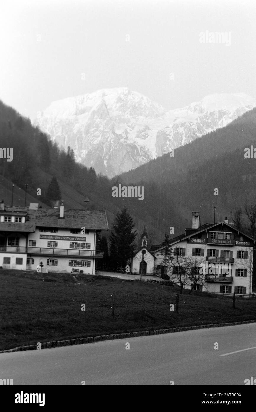 Zu Besuch a Ramsau bei Berchtesgaden mit Blick auf den Hochkalter, 1957. Visita Ramsau vicino Berchtesgaden con vista su Hochkalter, 1957. Foto Stock