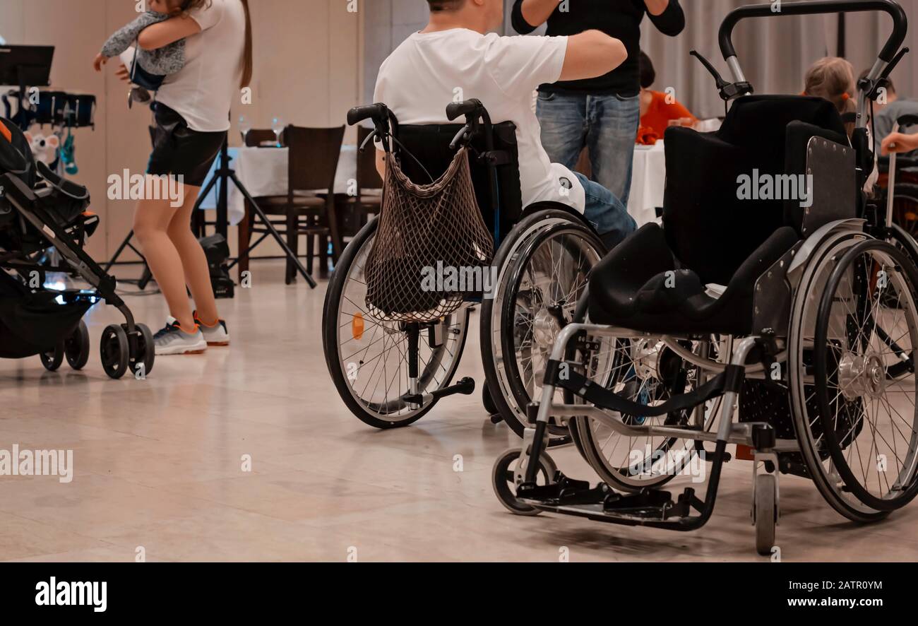 Evento su sedia a rotelle. Le persone portatrici di handicap si divertono a una festa. Esigenze speciali gruppo di persone con disabilità godere partito. Amici su sedia a rotelle. Diversità Foto Stock