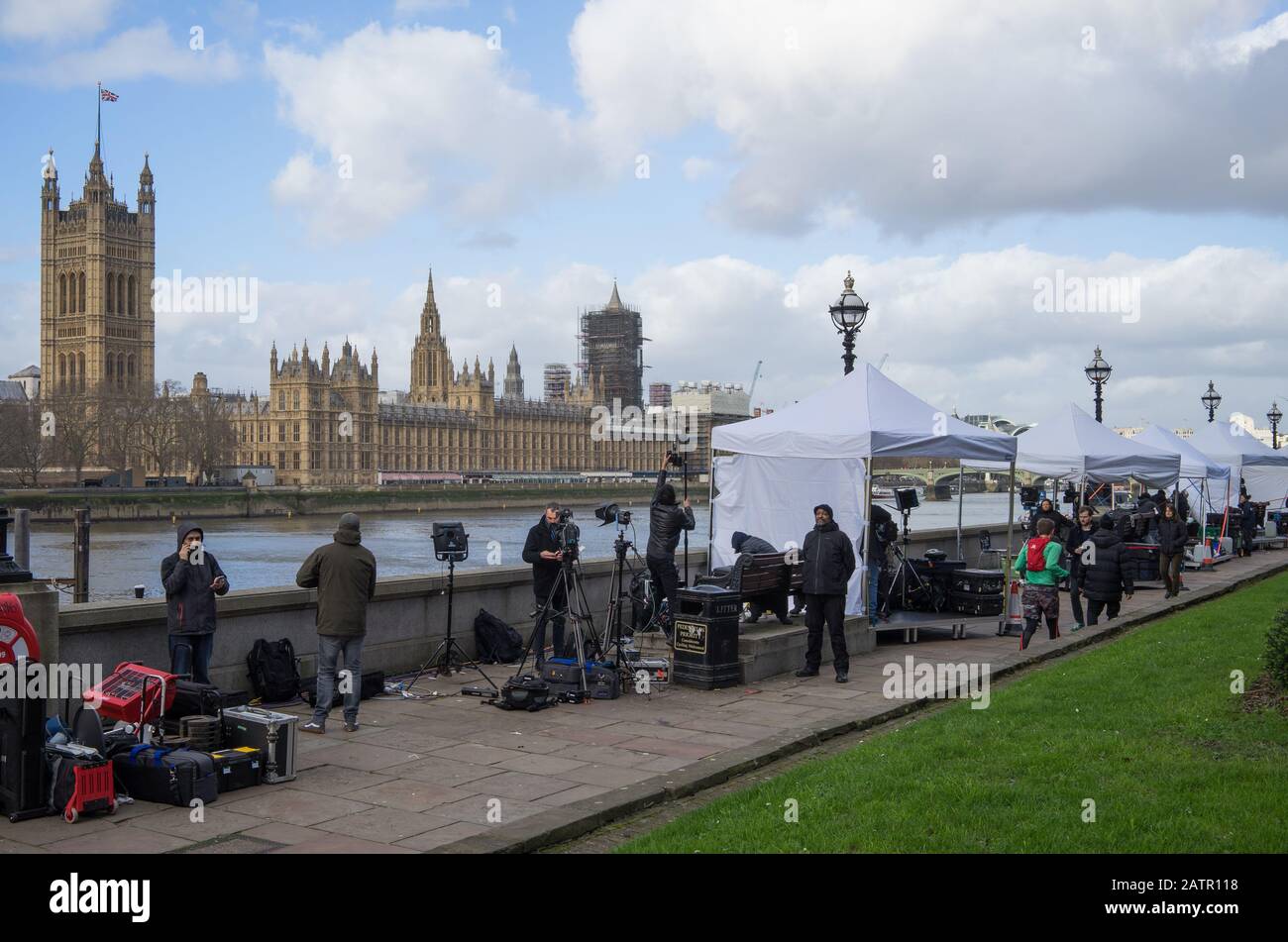 I media e i notiziari mondiali filmano fuori dalla Camera del Parlamento a Londra per coprire la Brexit, l’uscita del Regno Unito dall’Unione europea Foto Stock