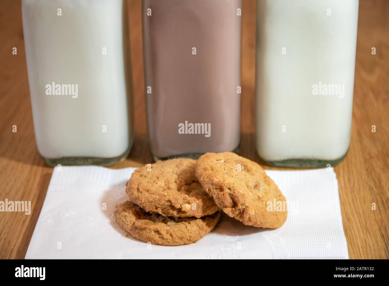 Chi non ama il latte e i biscotti? Foto Stock