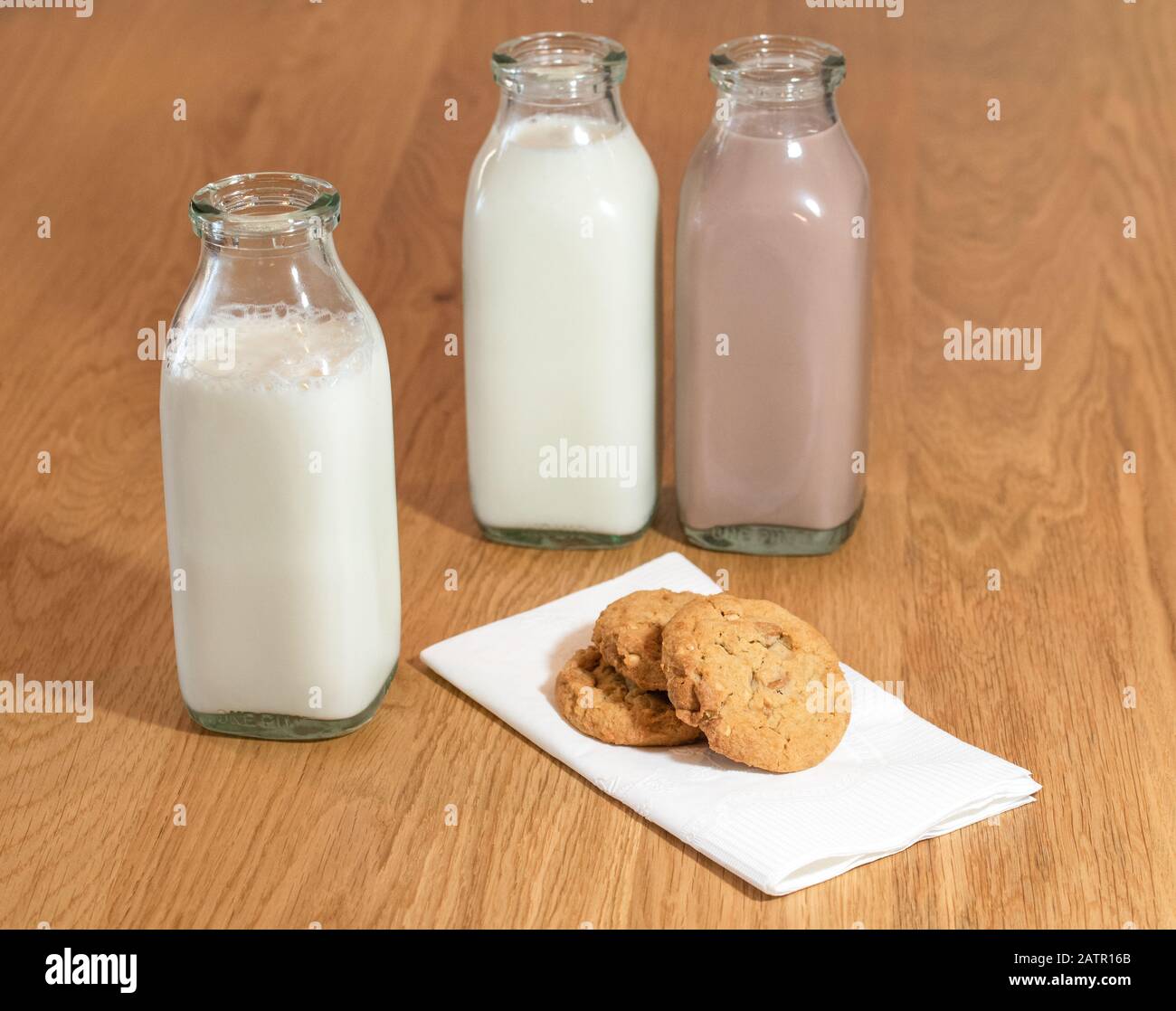 Chi non ama il latte e i biscotti? Foto Stock