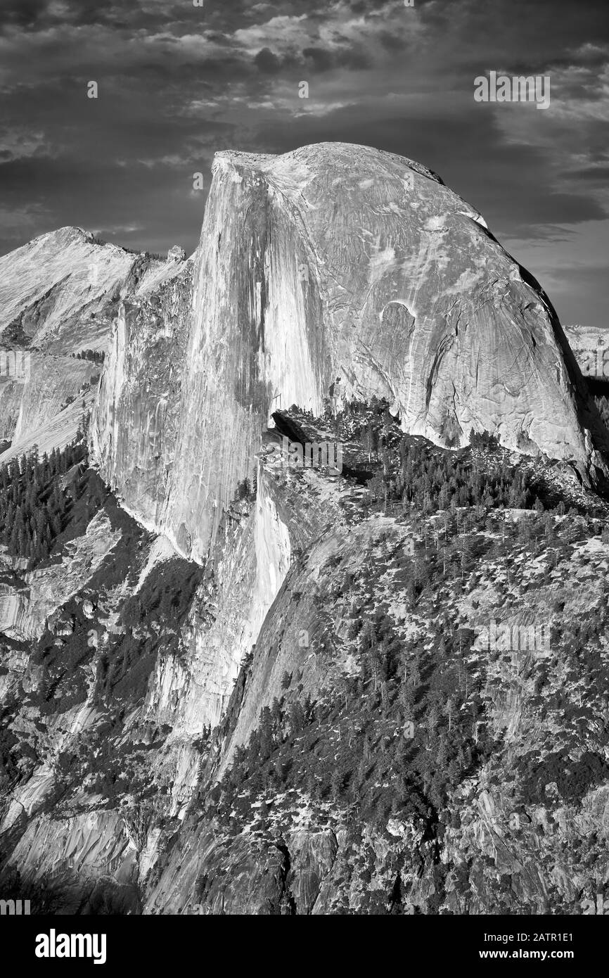Immagine in bianco e nero di Half Dome, famosa cupola di granito della Yosemite Valley, California, USA. Foto Stock