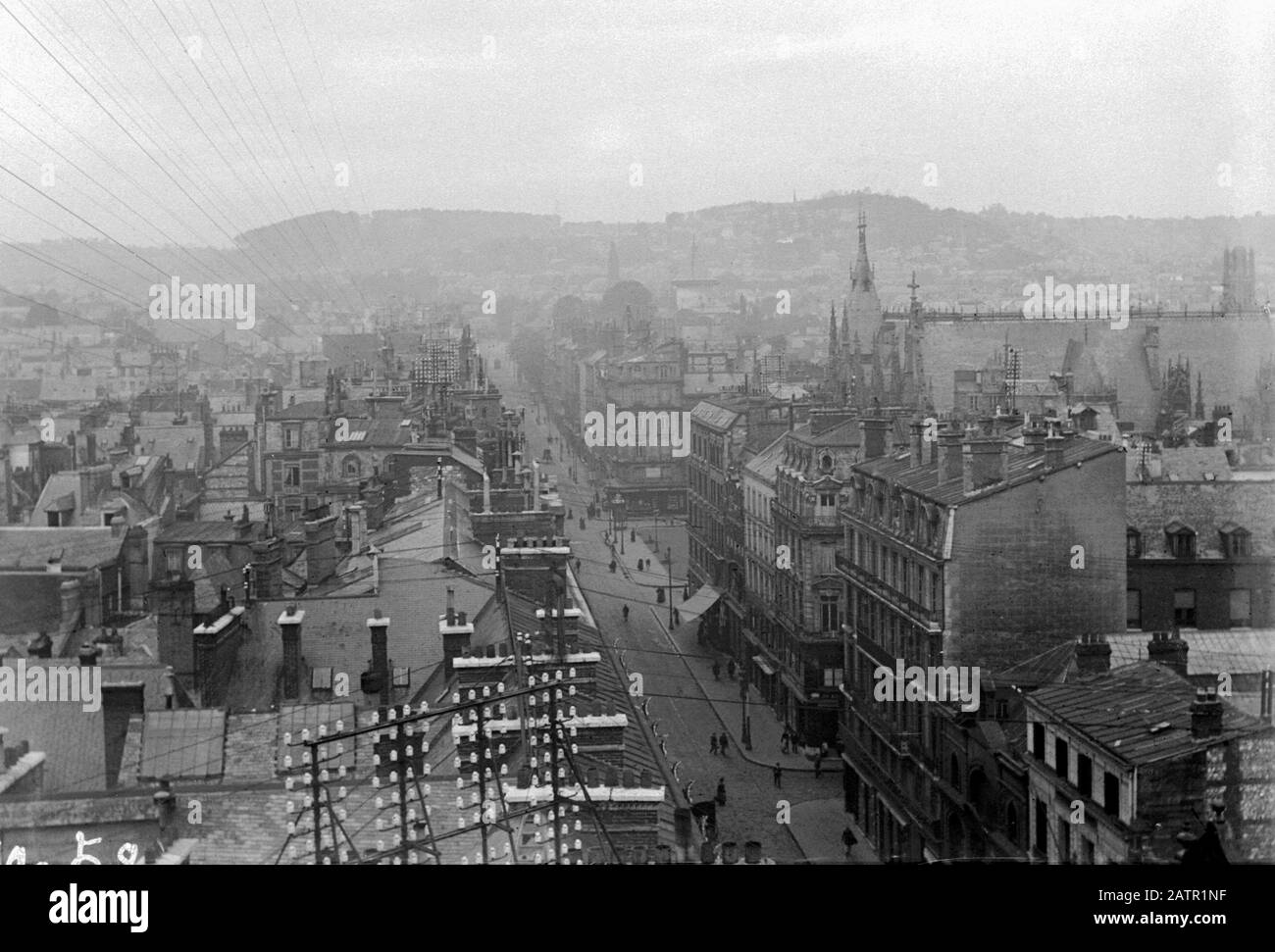 AJAXNETPHOTO.1905 (CIRCA).ROUEN, FRANCIA. - VISTA GUARDANDO VERSO NORD ATTRAVERSO I TETTI DELLA CITTÀ BFORE GUERRA MONDIALE 1 E IL BOMBARDAMENTO ALLEATO DI MAGGIO 1944. FOTO:AJAX VINTAGE PICTURE LIBRARY REF:ROUEN 1905 56 Foto Stock