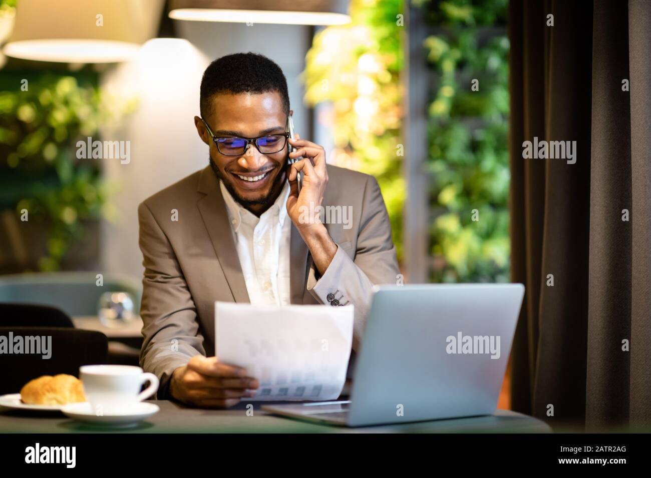 Ritratto di uomo d'affari nero che fa la telefonata Foto Stock