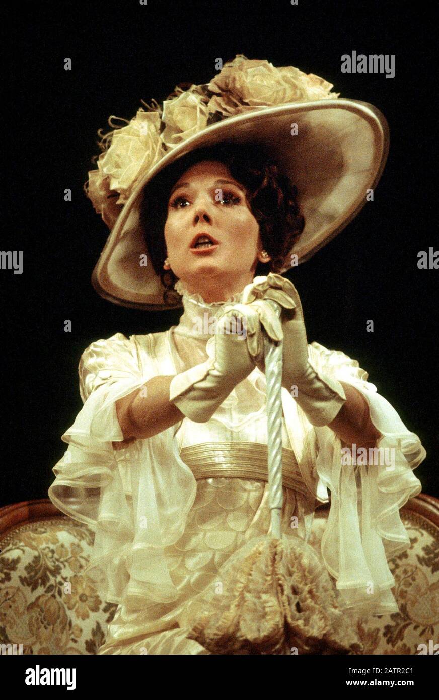 Diana Rigg (Eliza Doolittle) a PYGMALION di George Bernard Shaw diretto da John Dexter al Albery Theatre, Londra nel 1974. Dame Enid Diana Elizabeth Rigg, Nata Doncaster 1938. Scenografia inglese, attrice cinematografica e televisiva. Ha realizzato un CBE nel 1988 e un DBE nel 1994. Foto Stock