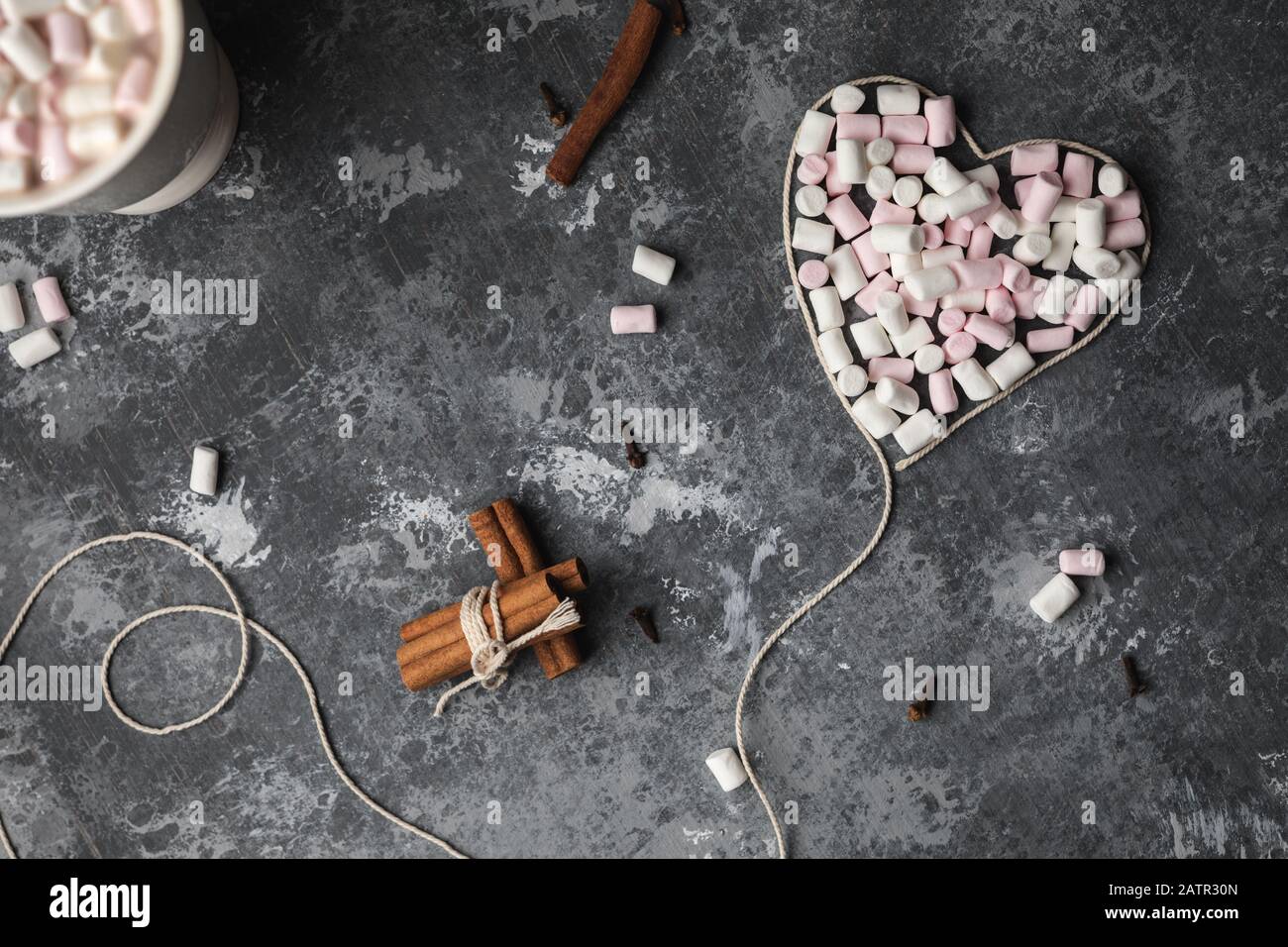 Un filo bianco a forma di cuore pieno di marshmallows per San Valentino, 14 febbraio Foto Stock