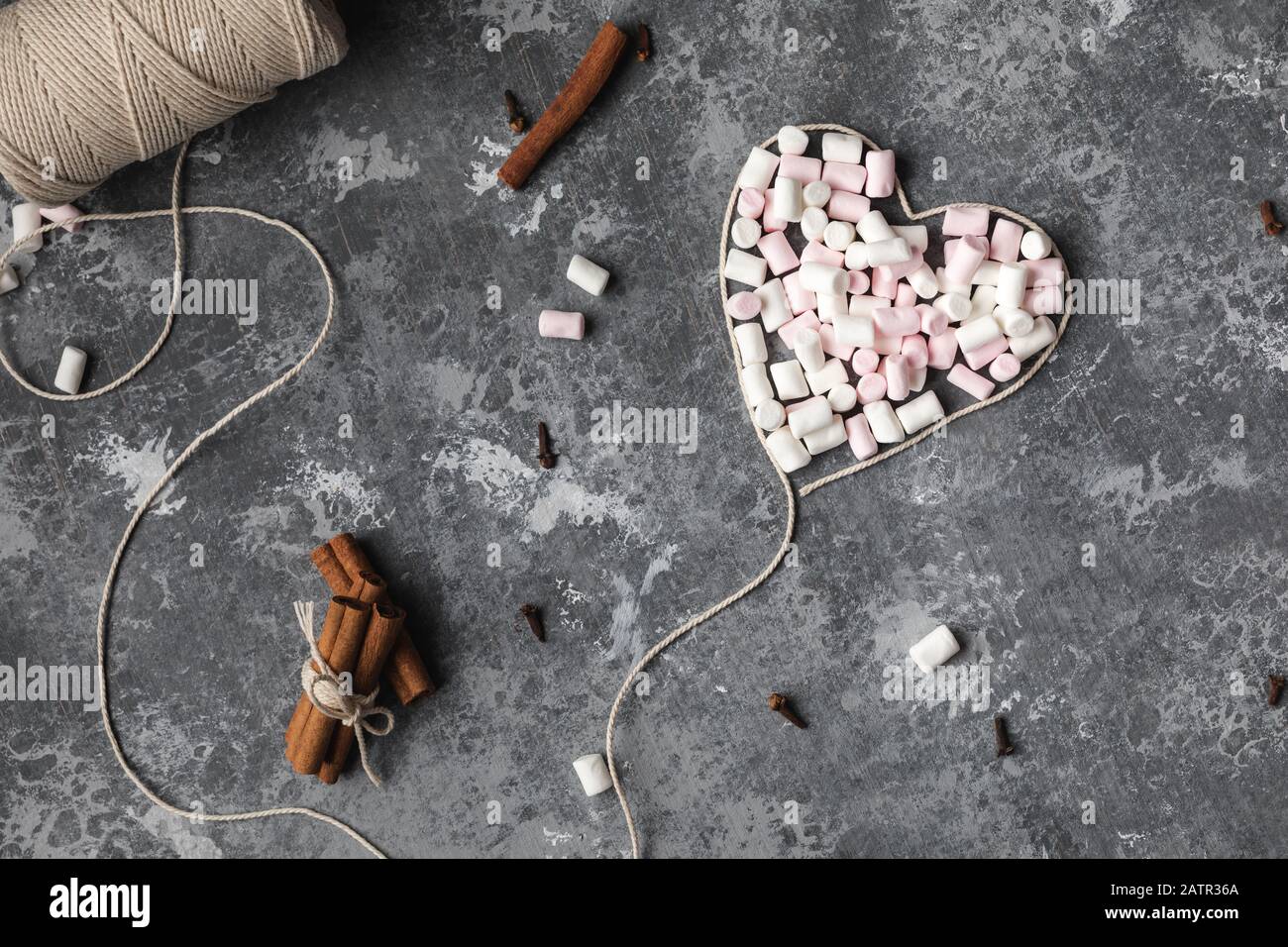 Un filo bianco a forma di cuore pieno di marshmallows per San Valentino, 14 febbraio Foto Stock