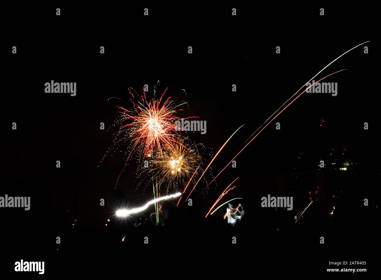 2020 Capodanno fuochi d'artificio colorati che esplodono sul cielo sopra Lacul Mori Lago, Bucarest, Romania - 1/1/2020. Foto Stock