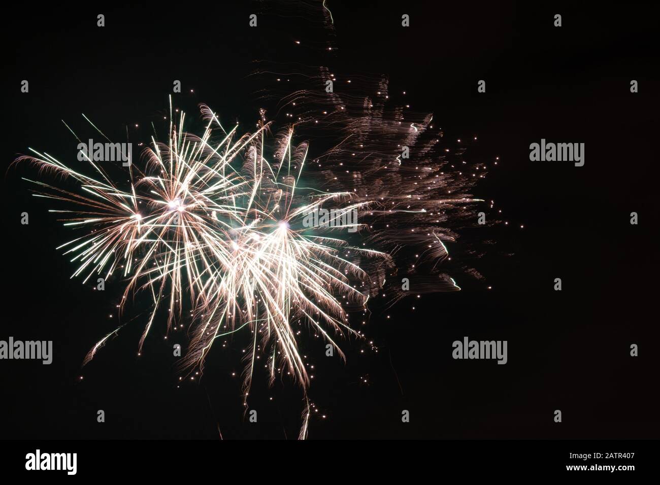 2020 Capodanno fuochi d'artificio colorati che esplodono sul cielo sopra Lacul Mori Lago, Bucarest, Romania - 1/1/2020. Foto Stock