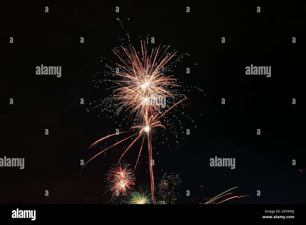 2020 Capodanno fuochi d'artificio colorati che esplodono sul cielo sopra Lacul Mori Lago, Bucarest, Romania - 1/1/2020. Foto Stock