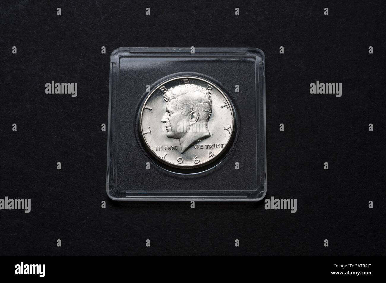 Kennedy Silver Half-Dollar Obverse che si trova sulla metà inferiore di una custodia in plastica. Foto Stock