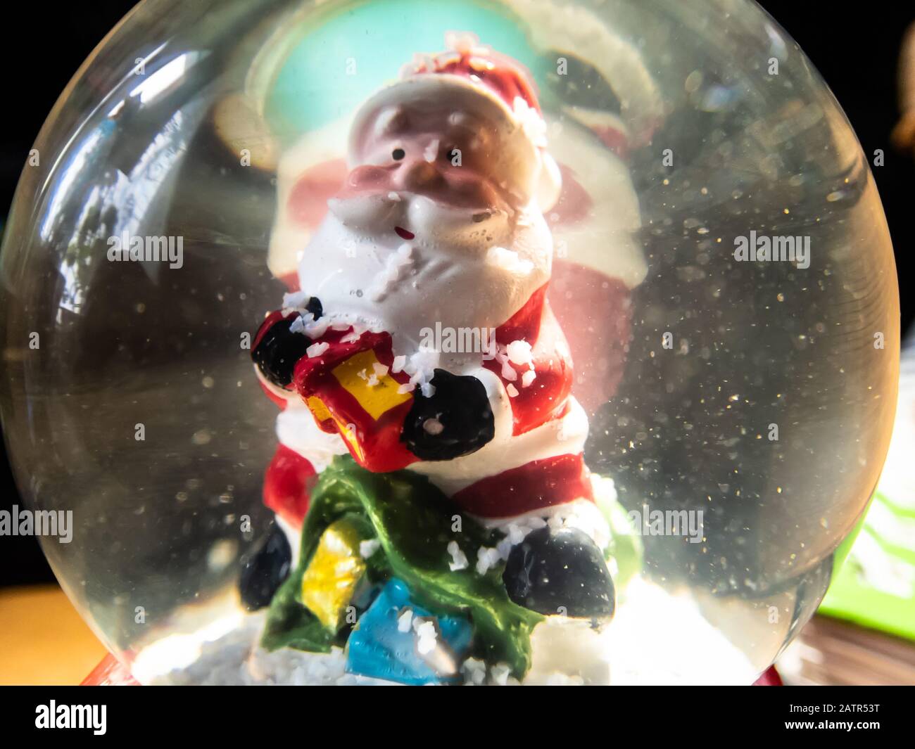 Babbo Natale in un mondo di neve (giocattolo di Natale). Foto Stock