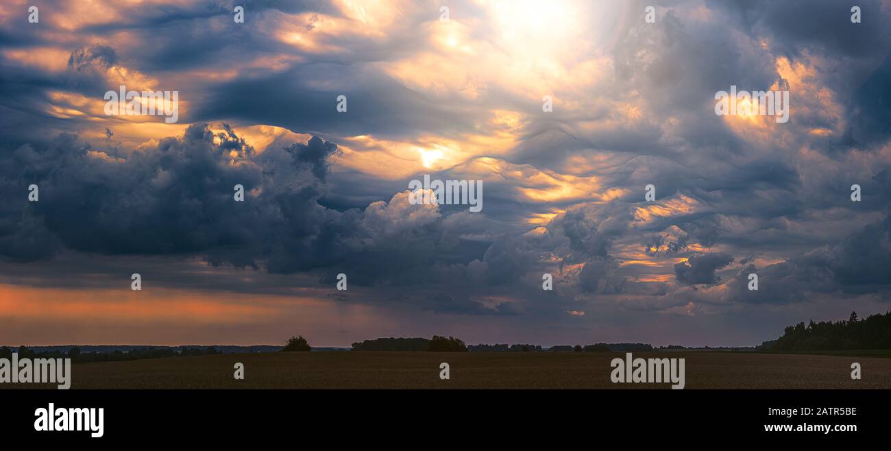 Concetto di cambiamento climatico con asperitas nubi tempesta, banner Foto Stock