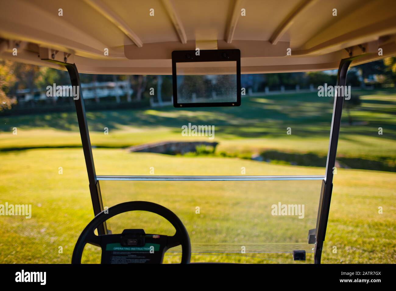 Interno di un golf cart su un campo da golf verde. Foto Stock