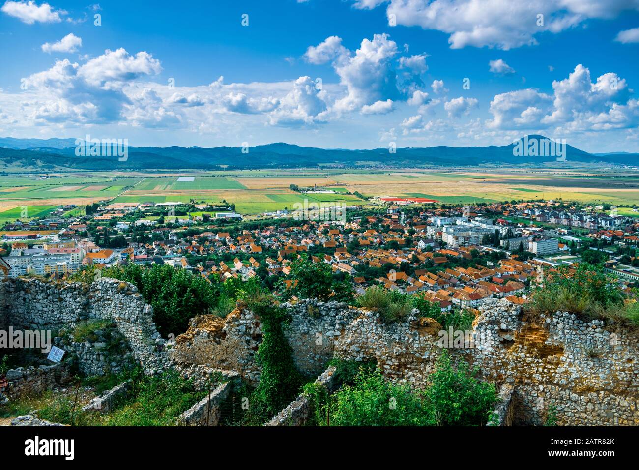 Fotografia di paesaggio scattata dalla Cittadella di Rasnov che mostra la città di Rasnov e le montagne in lontananza - Rasnov, il paese di Brasov, Transilvania, Romani Foto Stock