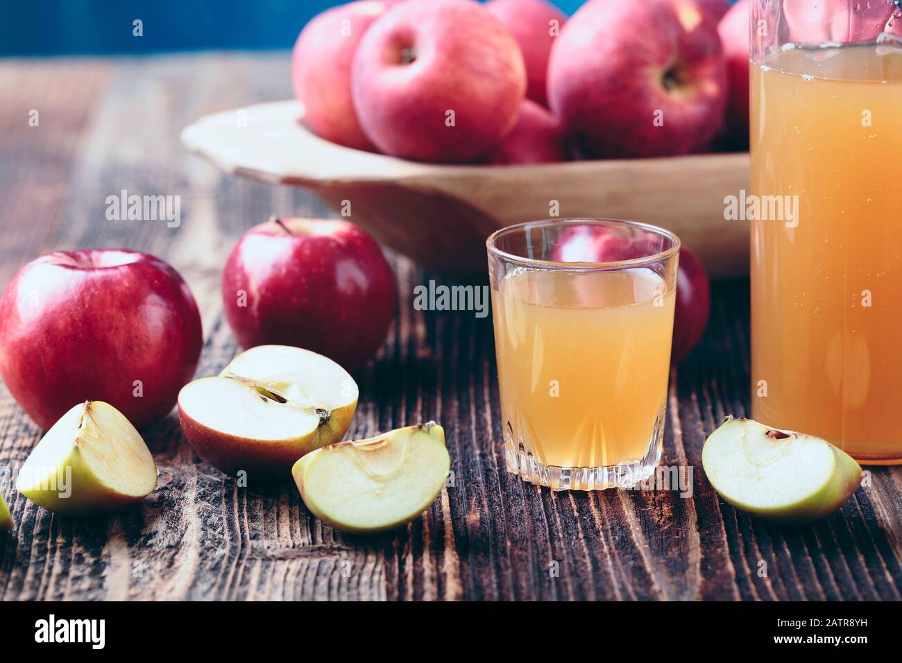 Sidro di mele fresco biologico o succo di mela sul vecchio un tavolo di legno. Foto Stock