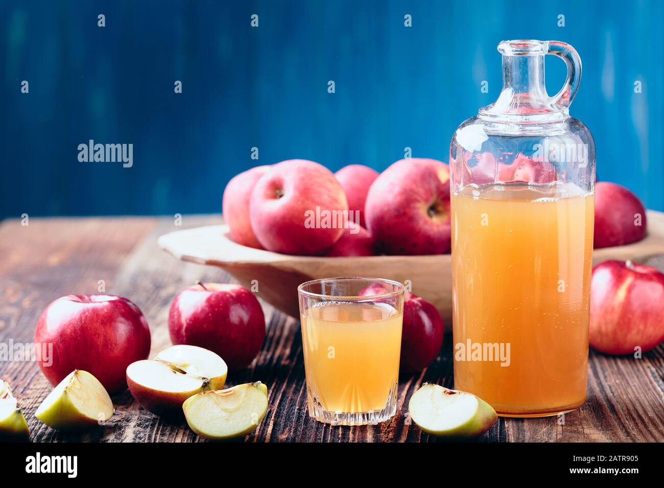Sidro di mele fresco biologico o succo di mela sul vecchio un tavolo di legno. Foto Stock