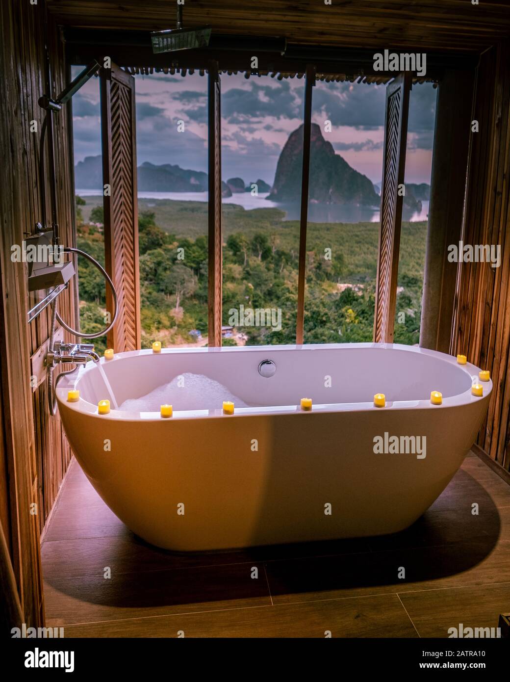 Bagno di lusso con vista sull'oceano di Phangnga Bay Thailandia, vasca da  bagno in camera di legno Foto stock - Alamy