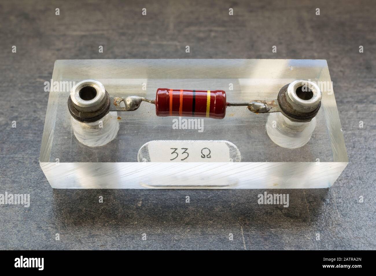 Resistenza di 33 Ohm utilizzata per esperimenti di dimostrazione e fisica in classe scientifica a scuola Foto Stock
