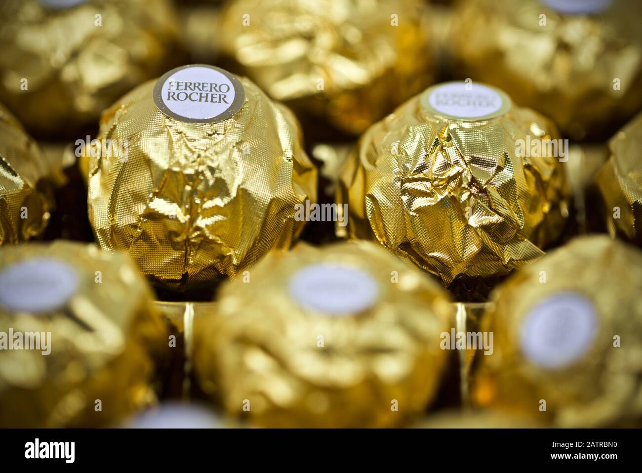 Scatola d'oro ferrero rocher immagini e fotografie stock ad alta ...