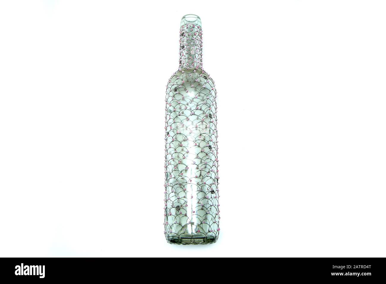 La bottiglia di vino spazzolato a filo. Il tradizionale artigianato decorativo. Su sfondo bianco. Foto Stock