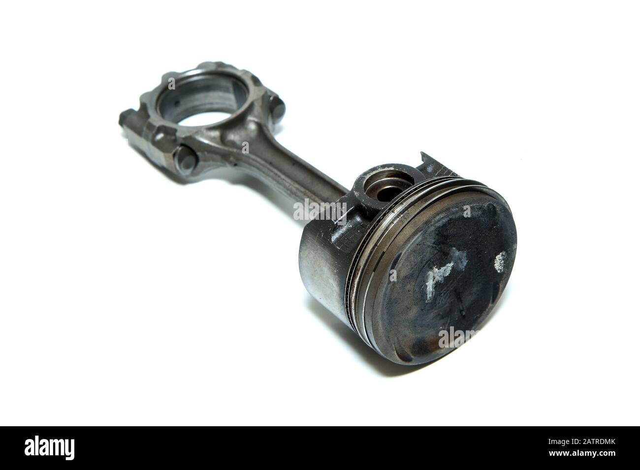 Il pistone usato e sporco con la biella del motore sportivo isolato su sfondo bianco. Foto Stock