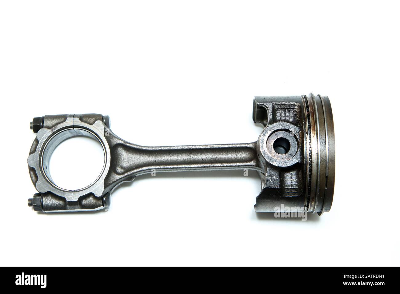 Il pistone usato e sporco con la biella del motore sportivo isolato su sfondo bianco. Foto Stock