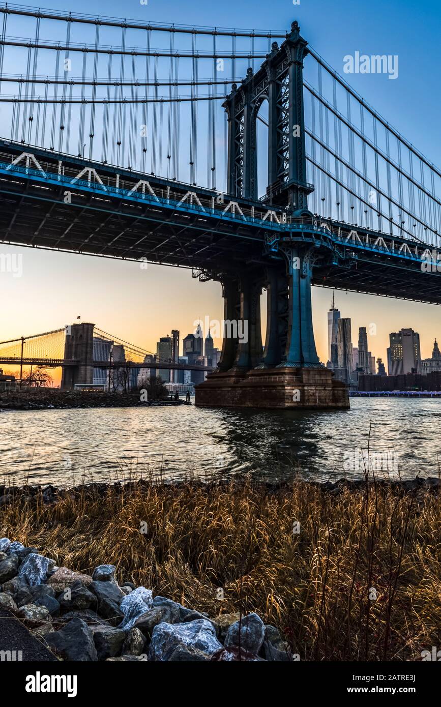 Ponte di Manhattan al tramonto, Brooklyn Bridge Park; Brooklyn, New York, Stati Uniti d'America Foto Stock