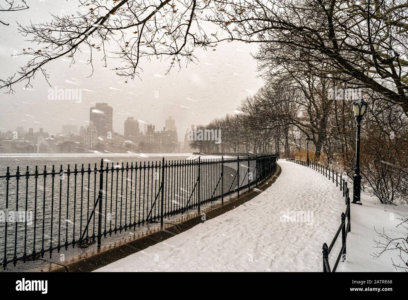 Snowfall presso il lago artificiale Jacqueline Kennedy Onassis, Central Park; Manhattan, New York, Stati Uniti d'America Foto Stock