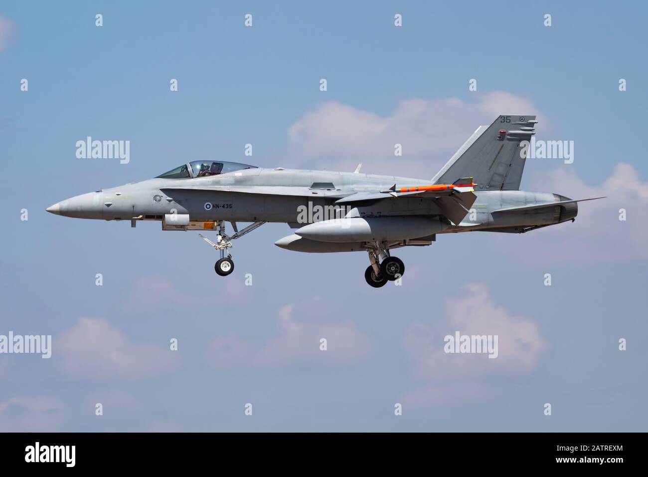 Fairford / REGNO UNITO - 12 LUGLIO 2018: Aeronautica militare finlandese F-18C Hornet HN-435 arrivo e atterraggio per RIAT Royal International Air Tatt Foto Stock