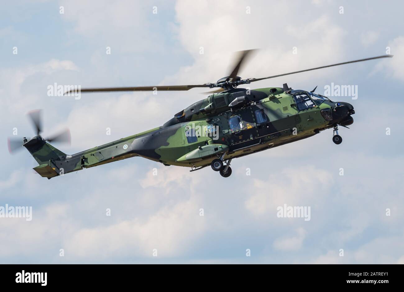Fairford / REGNO UNITO - 12 LUGLIO 2018: Airbus Helicopters dell'esercito finlandese NH-90 TTH NH-219 arrivo in elicottero per RIAT Royal International Air Tattoo Foto Stock