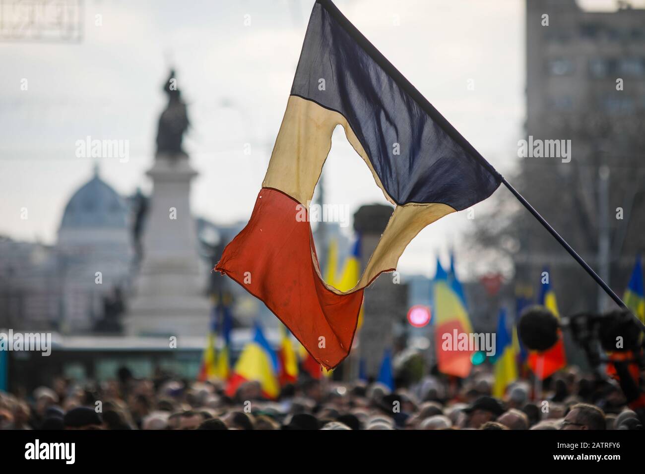 Dettagli con la bandiera rumena con un buco, il simbolo della rivoluzione rumena dal dicembre 1989. Foto Stock