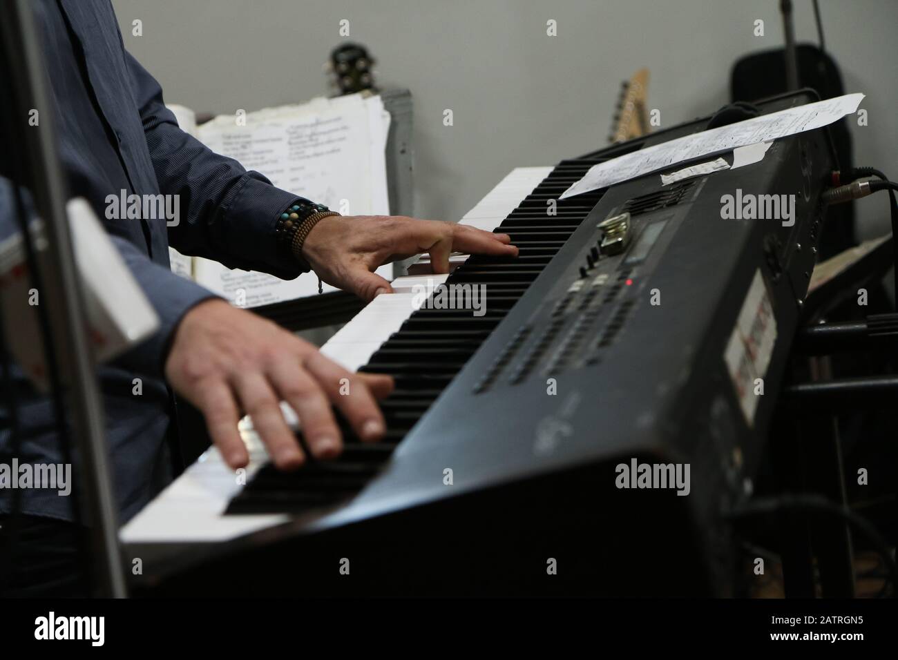 Il dettaglio delle mani di un musicista che suona il pianoforte elettronico. Foto Stock