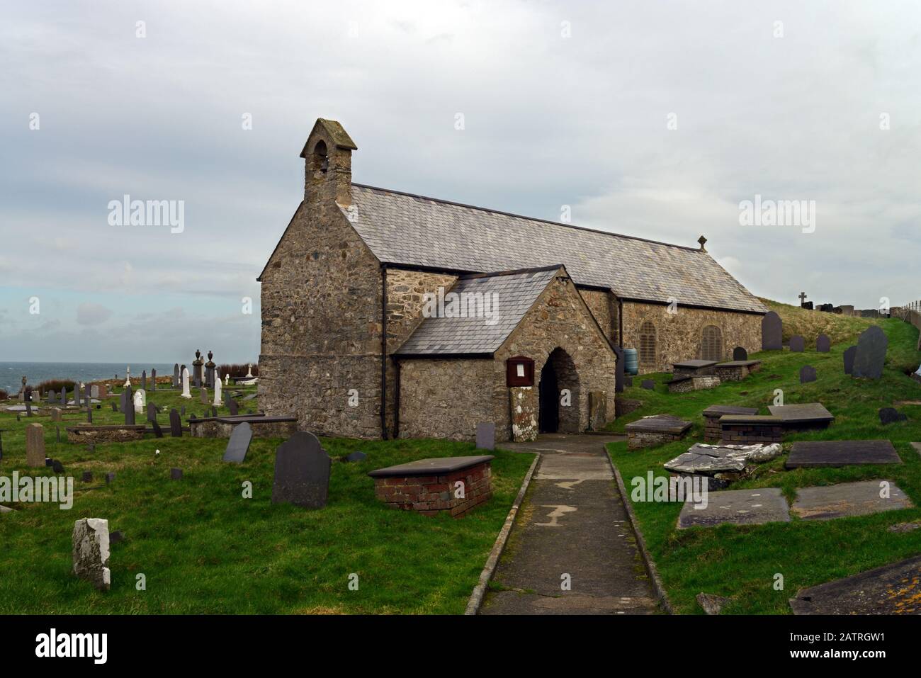 La chiesa di San Patrizio (la chiesa di Llanbadrig in gallese) è la chiesa cristiana più antica del Galles. Fu fondata da San Patrizio nel 440 d.C. Foto Stock