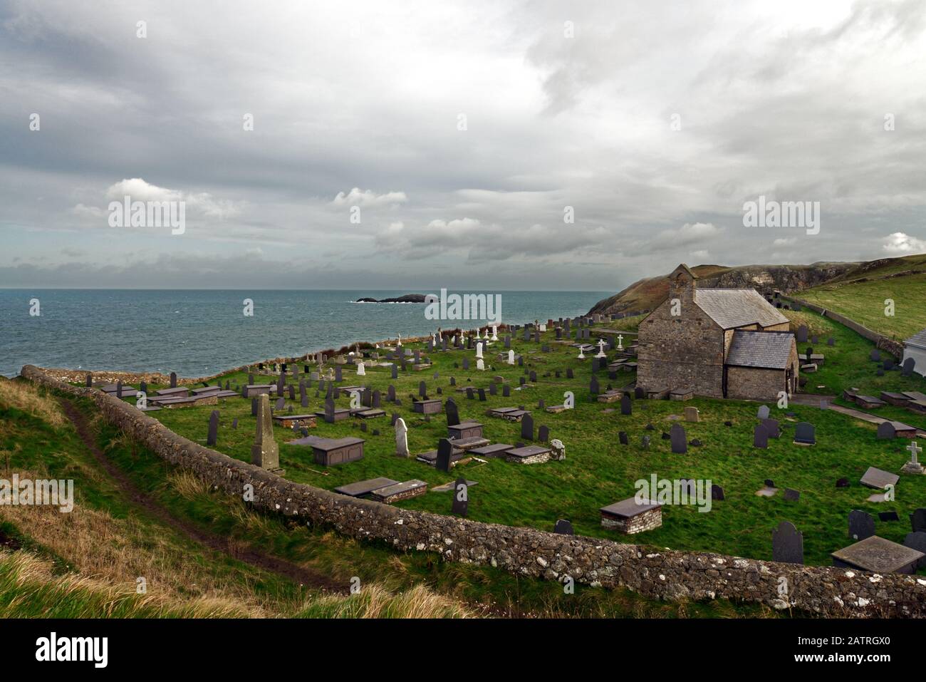 La chiesa di San Patrizio (la chiesa di Llanbadrig in gallese) è la chiesa cristiana più antica del Galles. Fu fondata da San Patrizio nel 440 d.C. Foto Stock