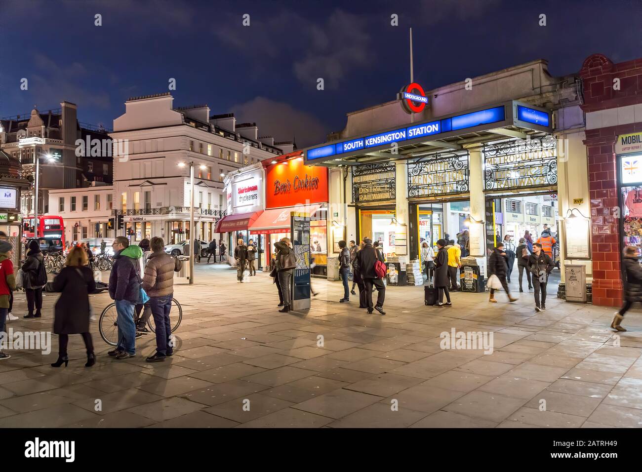 South Kensington Station al crepuscolo, Londra Foto Stock