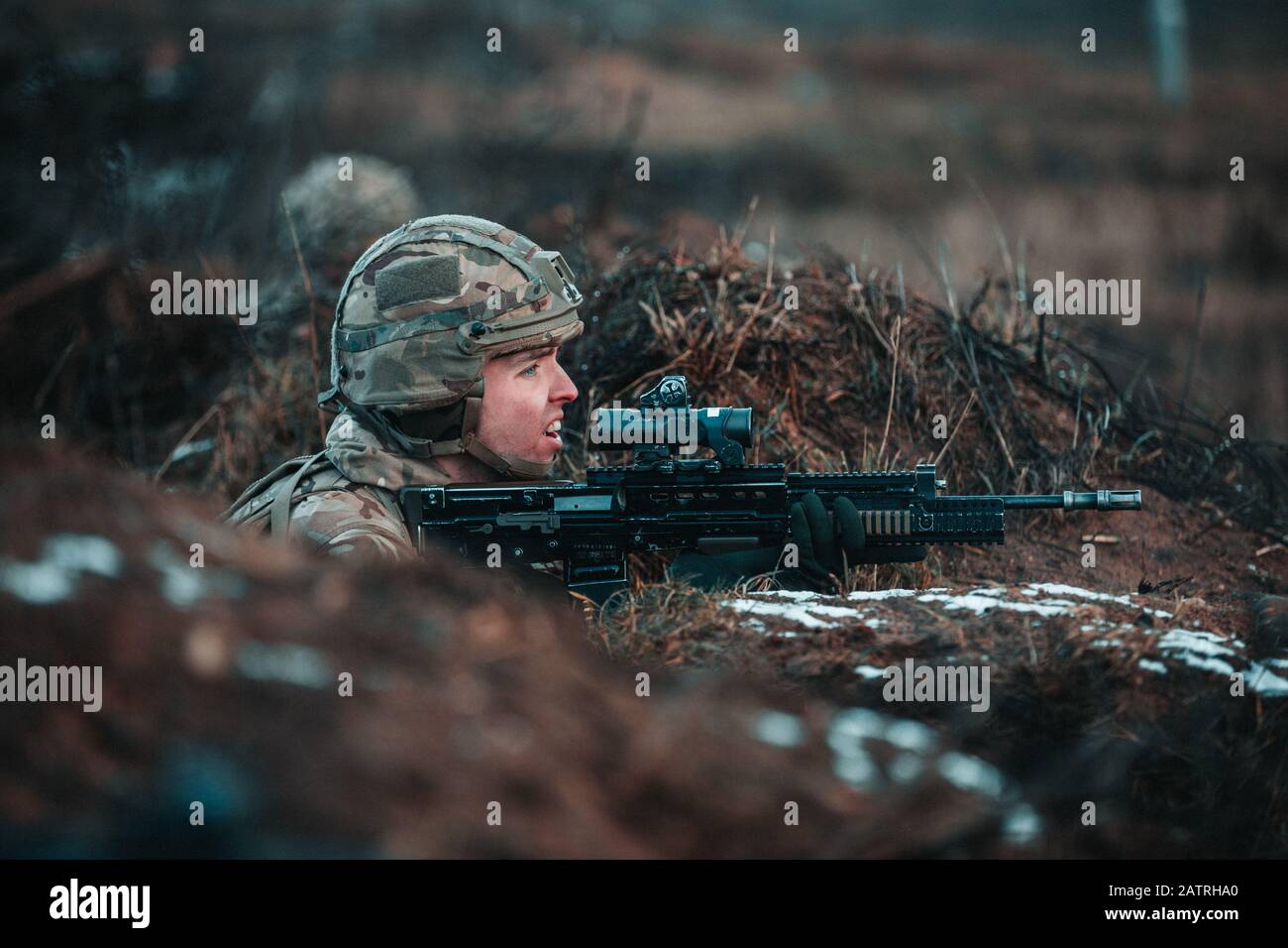 Bemowo Piskie, Polonia. 04 Febbraio 2020. Un soldato britannico, assegnato alla Royal Scots Dragoon Guards, durante un esercizio NATO di incendio dal vivo il 4 febbraio 2020 a Bemowo Piskie, Polonia. Credito: Sgt. Timothy Hamlin/Planetpix/Alamy Live News Foto Stock