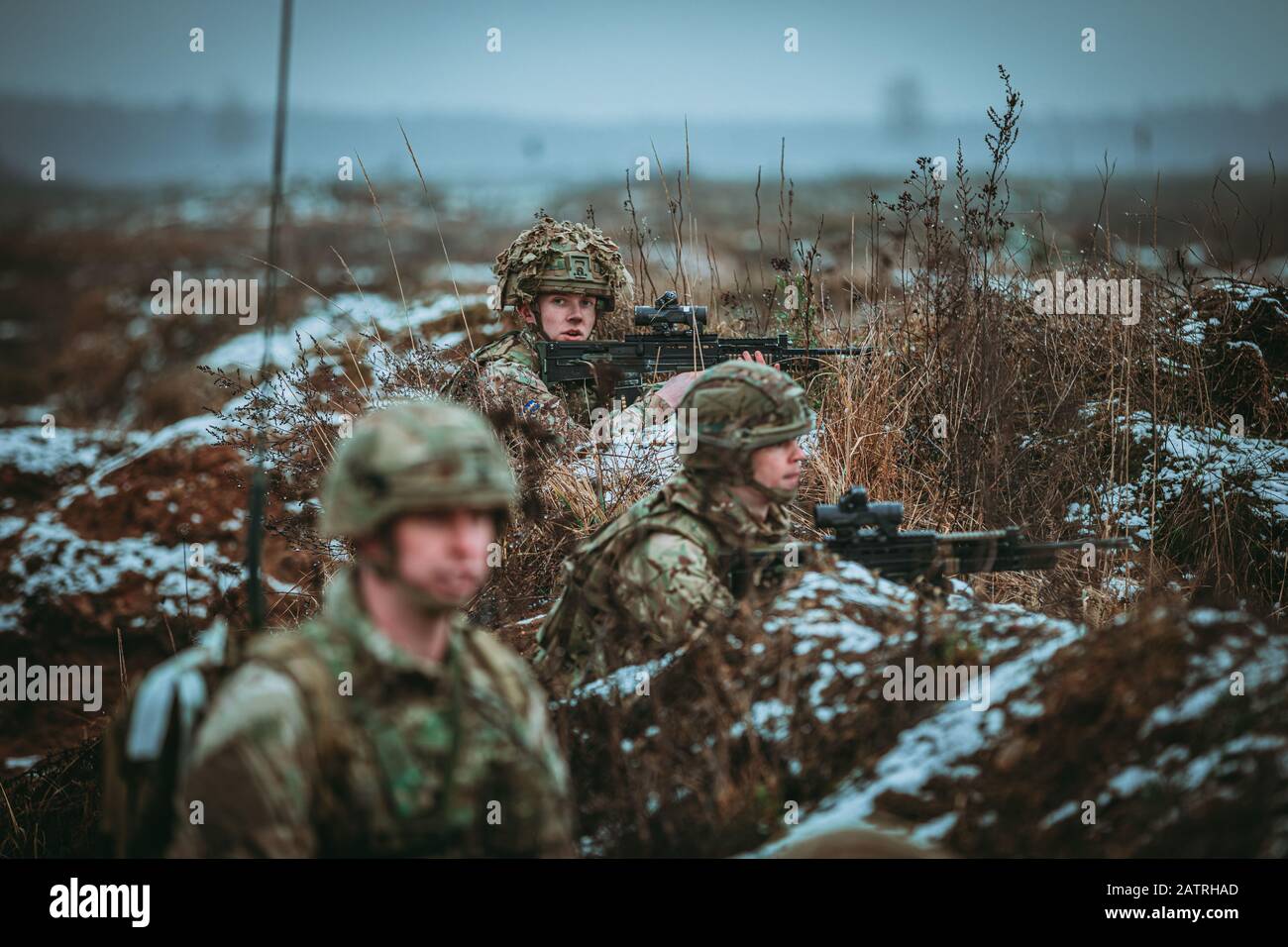 Bemowo Piskie, Polonia. 04 Febbraio 2020. Soldati britannici, assegnati alle Royal Scots Dragoon Guards, durante un esercizio NATO di incendio dal vivo il 4 febbraio 2020 a Bemowo Piskie, Polonia. Credito: Sgt. Timothy Hamlin/Planetpix/Alamy Live News Foto Stock